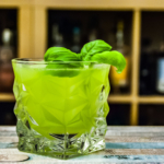 alkoholfreier Virgin-Gin-Basil-Smash-Cocktail
